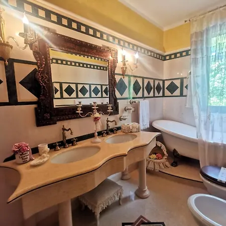 Bed and breakfast Queen's Luxurious House