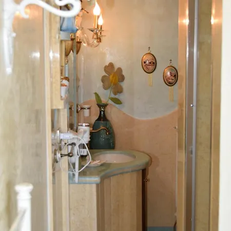 Bed and breakfast Queen's Luxurious House 3*