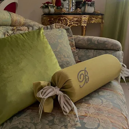 Queen's Luxurious House Bed & Breakfast *