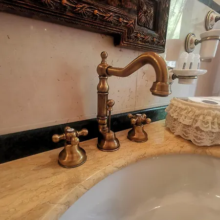 ベッド・アンド・ブレックファスト Queen's Luxurious House ガリポリ