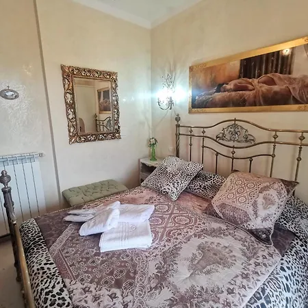 Bed & Breakfast Queen's Luxurious House