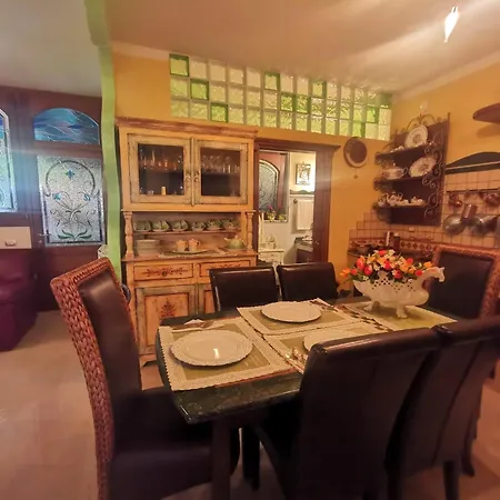 Bed & Breakfast Queen's Luxurious House