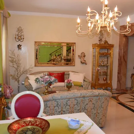 Queen's Luxurious House 3*